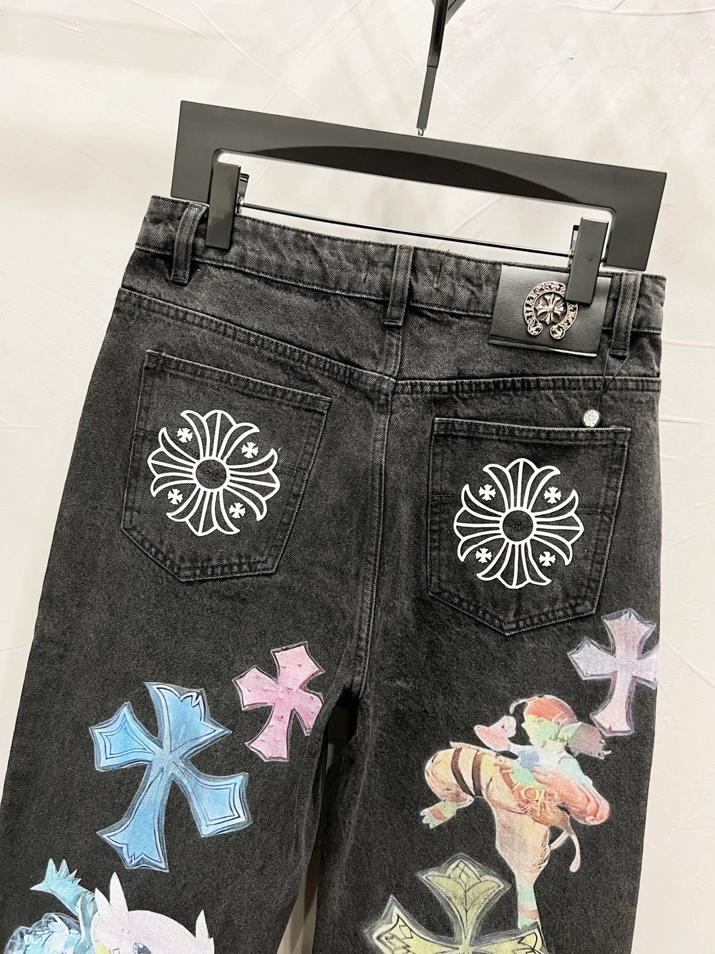 P180 Style number: [M964] Chrome Hearts SS25 full-print cross cartoon patch straight jeans for men and women, top ceiling quality, styles with different wash textures, very friendly to people with thin legs and thick legs, the straight and slim fit is very flattering to the leg shape, the moderate length that never goes out of style, easy to match with casual, basic styling for various styles, a must-have in the wardrobe! The fabric is stiff but also makes the upper body soft without losing texture. The washing process is even more perfect. It is a must-have item for everyone! ! ! Washed wheat, hang tag, pants label, three labels complete Color: black Size: 30, 32, 34, 36